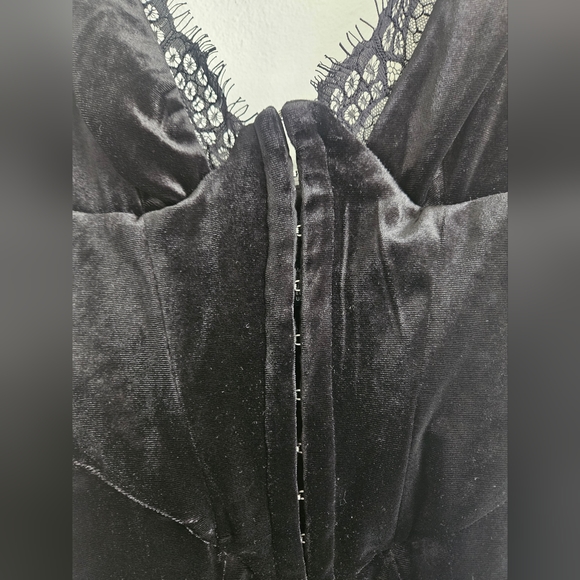 ASOS Design | Dress Black Velvet Cami - Size 6 - Picture 4 of 6